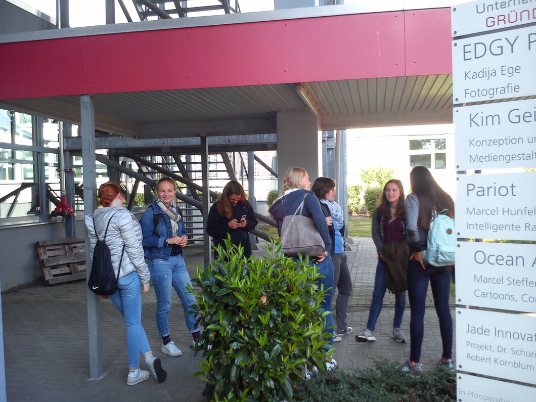 Technikantinnen vor dem Termin in der Gründerbox in Wilhelmshaven