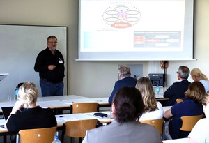 Prof. Dr. Stephan Kull spricht zum Thema Erfolg mit Social Media für Unternehmen (Foto: Nane Noll) Prof. Dr. Stephan Kull spricht zum Thema Erfolg mit Social Media für Unternehmen (Foto: Nane Noll)