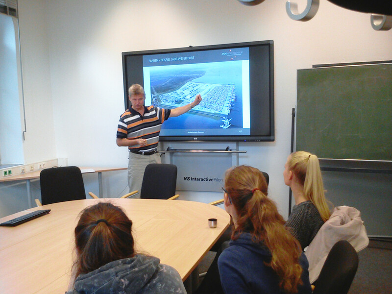 Technikantinnen bei der Vorstellung des Fachbereichs Bauwesen mit Prof. Rau am Studienort Oldenburg (Foto: V. Sasse)