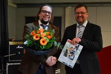 Prof. Thomas Wegener, Vizepräsident für Forschung, Technologietransfer, Gleichstellung und Weiterbildung (re.) überreichte den Jade Lehrpreis 2020 an Prof. Dr. Knut Partes.