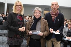 Vizepräsidentin für Studium und Lehre Prof. Dr. Andrea Czepek übergibt den Jade Lehrpreis an Prof. Dr. Lautentiu Chiotoroiu. Mit auf dem Bild der Dekan Prof. Dr. Lutz Beckmann.