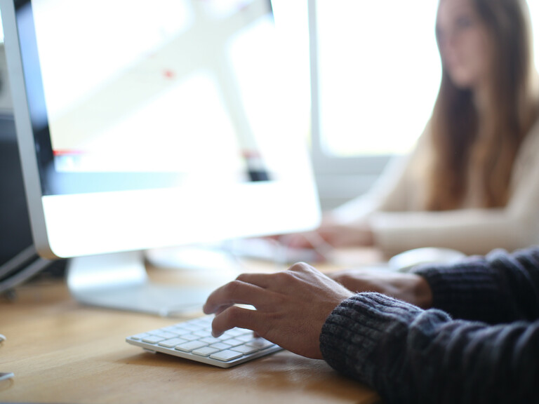 Jade Hochschule, Wilhelmshaven, Hauptgebäude, Mac-Labor, PC, Hand, Tastaturur