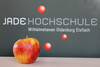 Logo der Jade Hochschule mit rotem Apfel im Vordergrund
