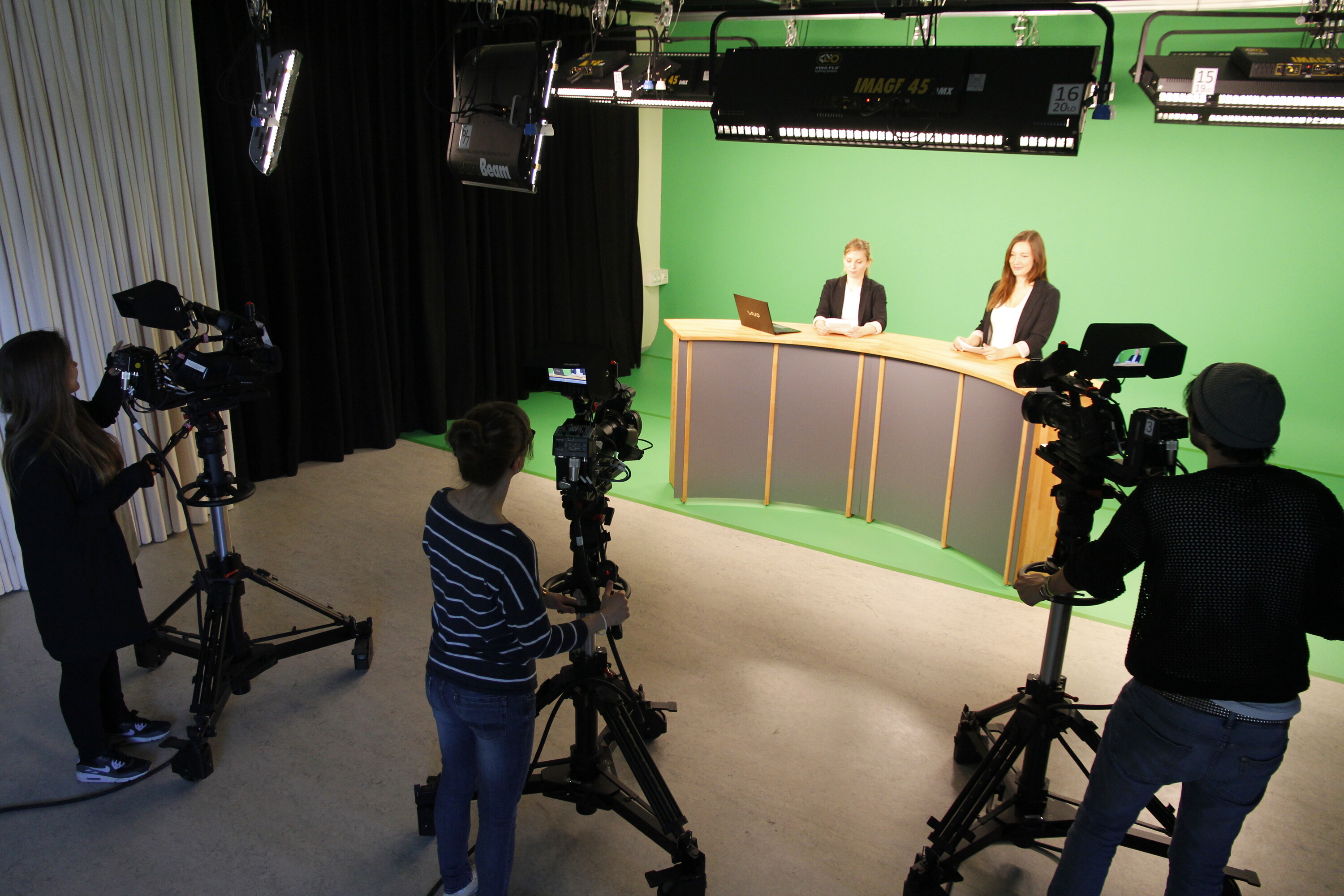 Überblick in das Fernsehstudio, in dem die Studierenden eine Sendung produzieren