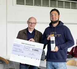 Vizepräsident für Studium und Lehre Prof. Dr. Hero Weber übergibt den Jade Lehrpreis an Tobias Berndt.