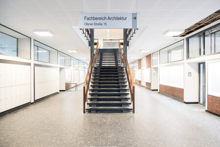 Ein leerer Flur im Hauptgebäude der Hochschule, auf einem Hinweisschild steht Architektur geschrieben.