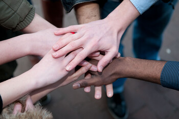 Gruppe von verschiedenen Händen im Kreis Gruppe von verschiedenen Händen im Kreis