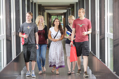 Gruppe von Studierenden läuft durch einen Flur