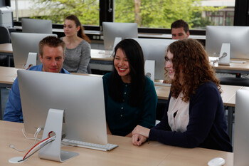 Arbeitssituation zwischen Studierenden an einem Mac-PC Arbeitssituation zwischen Studierenden an einem Mac-PC