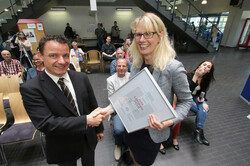 Vizepräsidentin für Studium und Lehre Prof. Dr. Andrea Czepek übergibt Jade Lehrpreis an Herrn Andreas Baumgart.