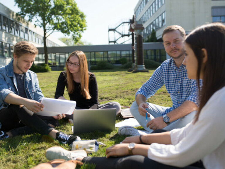 Students sitting on the lawn at Wilhelmshaven Campus