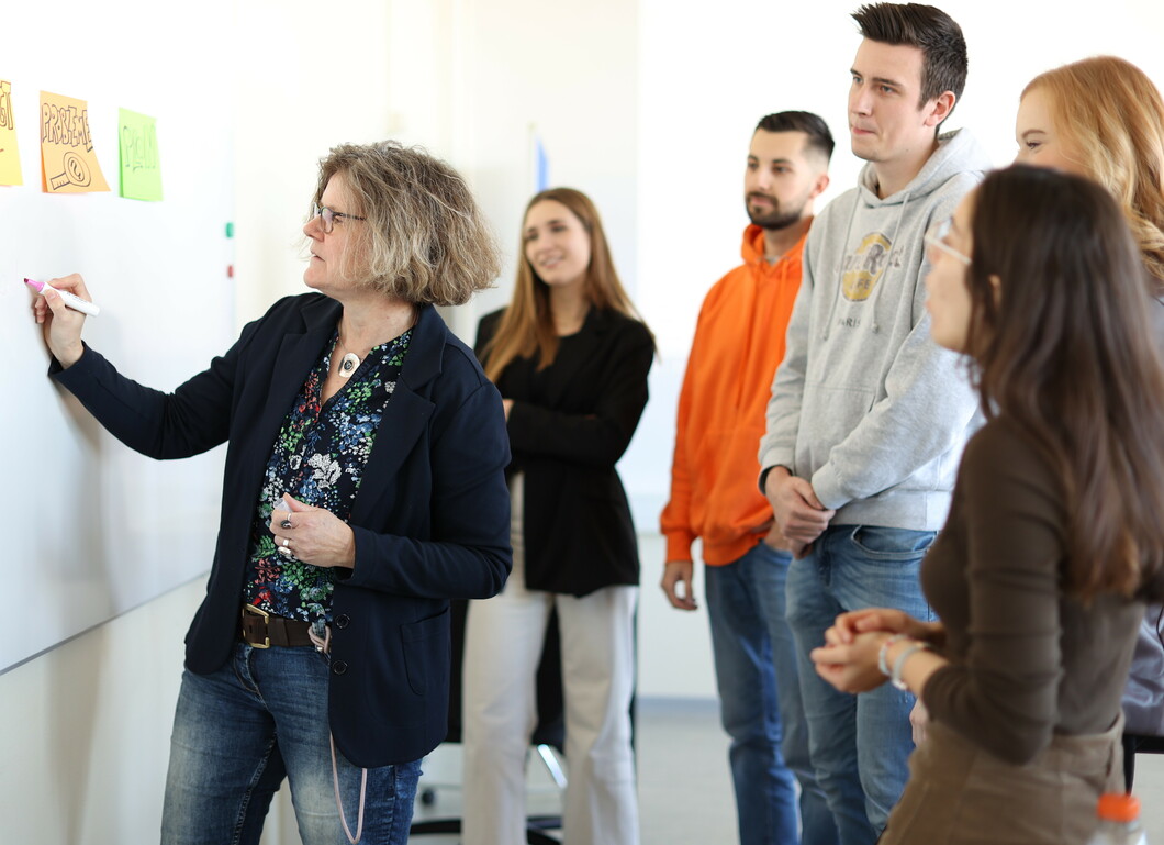 Foto: Studierende beim StandUp-Meeting