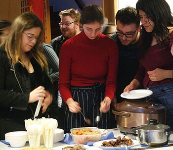 Personen am Buffet