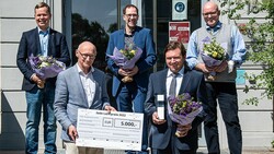 Vizepräsident für Studium und Lehre Prof. Dr. Hero Weber übergibt den Jade Lehrpreis an Prof. Dr. Carsten Tscheuschner. Mit auf dem Bild die Mitnominierten Prof. Dr. Stefan Dietsche, Prof. Dr. Henning Plate und Prof. Dr. Holger Saß.