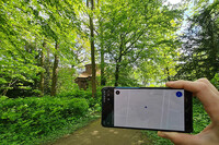 Navi-App auf Smartphone im Wald