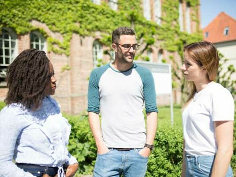 Drei Studenten der Jade HS vor dem Campus