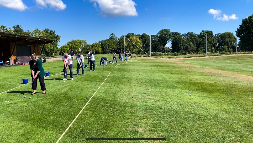 Golf-Schnupperstunde auf der „Driving Range“ (Foto: Karina Stark) Golf-Schnupperstunde auf der „Driving Range“ (Foto: Karina Stark)