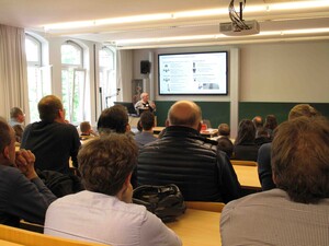 Heidi Hastedt vermittelte den teilnehmenden Firmen verschiedene Kriterien für die Wahl des passenden Messverfahrens zur 3D-Digitalisierung (Foto: Katrin Keller) Heidi Hastedt vermittelte den teilnehmenden Firmen verschiedene Kriterien für die Wahl des passenden Messverfahrens zur 3D-Digitalisierung (Foto: Katrin Keller)