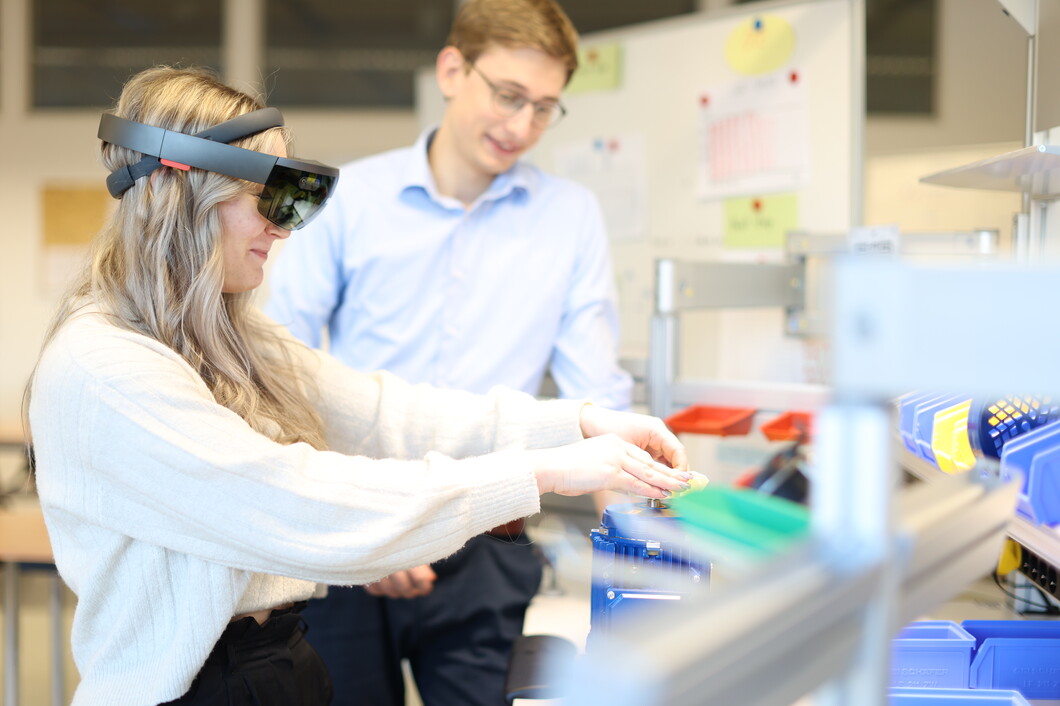 Studierende am Handarbeitsplatz mit Augmented Reality Brille