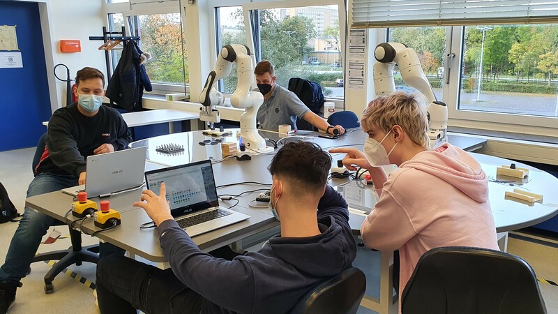 Auszubildende arbeiten an den Trainigsstationen