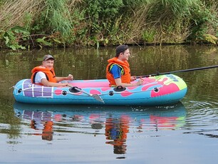 zwei Studierende unterwegs im Schlauchboot