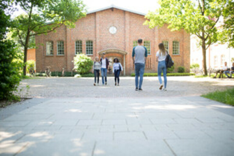 Studierende auf dem Campus