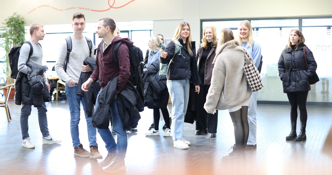 Foto: Studierende in der Cafereria