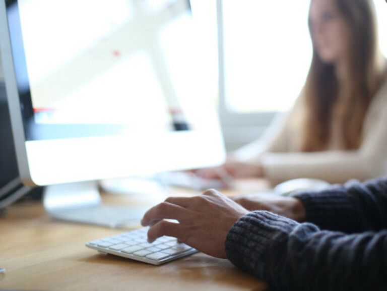 Personen arbeiten an Computern