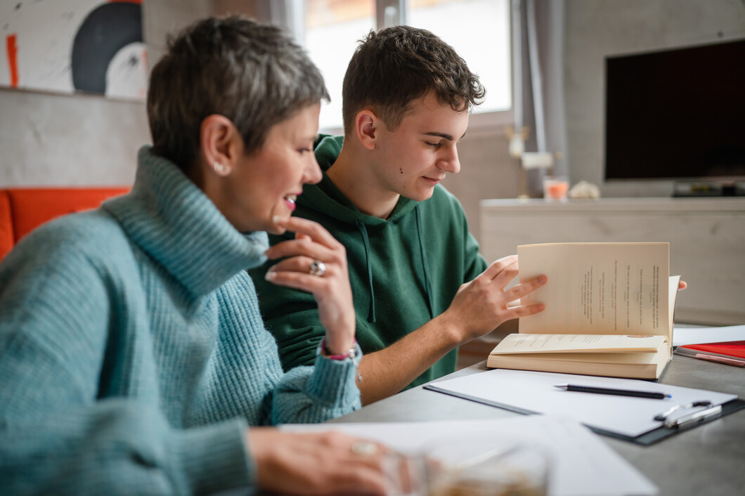 Eltern und Kinder bei der Studienwahl