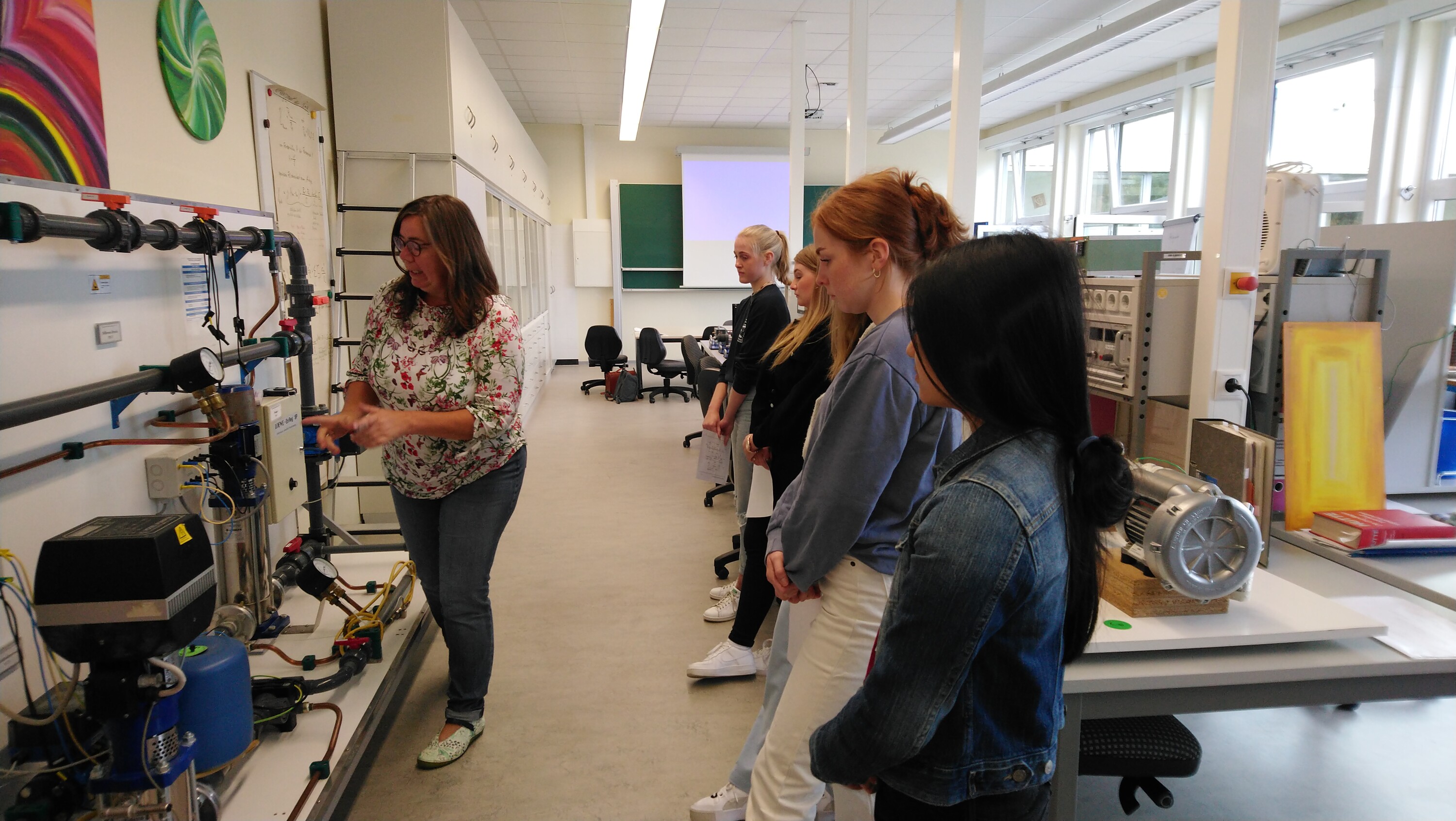 Fachbereich Management Information Technologie: Im Studiengang Wirtschaftsingenieurwesen am Pumpenversuchsstand bei Imke Presting Foto: V. Sasse Fachbereich Management Information Technologie: Im Studiengang Wirtschaftsingenieurwesen am Pumpenversuchsstand bei Imke Presting Foto: V. Sasse