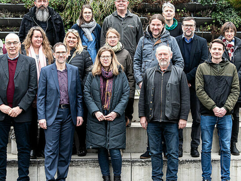 Nachhaltigkeitskoordinatorin Berit Müller (2. Reihe, li.), die Vizepräsidenten Dr. Bert Albers (1. Reihe, li.) und Prof. Dr. Holger Saß (1. Reihe, 2.v.li.) und die weiteren Mitglieder der Arbeitsgruppe möchten Nachhaltigkeit an der Jade Hochschule voranbringen. (Foto: Andreas Rothaus/Jade HS) 