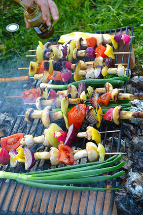 Gemüsespieße auf Grillrost