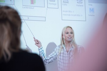 Seminarraum: Studentin erklärt der Gruppe Sachverhalt Seminarraum: Studentin erklärt der Gruppe Sachverhalt