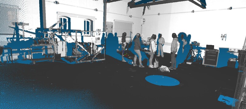 Punktwolkenbild: Technikantinnen bei der Präsentation des Laserscanners in der Geodätischen Werkstatt am Studienort Oldenburg (Abbildung:T. Roelfs)