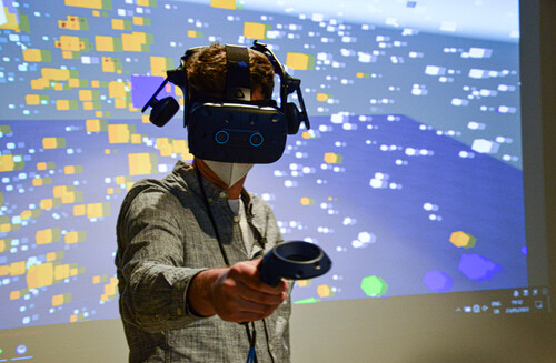 Eine interaktive Ausstellung von Demonstratoren zeigte den Teilnehmenden praktische Anwendungen von Künstlicher Intelligenz. (Foto: Karina Stark/Jade HS) Eine interaktive Ausstellung von Demonstratoren zeigte den Teilnehmenden praktische Anwendungen von Künstlicher Intelligenz. (Foto: Karina Stark/Jade HS)