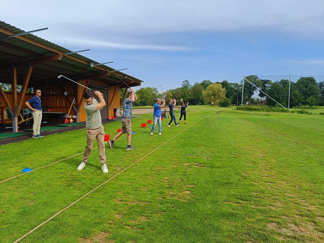Golf-Schnupperstunde mit Golf-Trainer Joerg Dettmer auf dem Grün (Foto: Michael Hibbeler) Golf-Schnupperstunde mit Golf-Trainer Joerg Dettmer auf dem Grün (Foto: Michael Hibbeler)