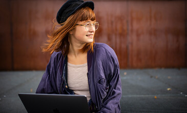 Studentin mit Laptop