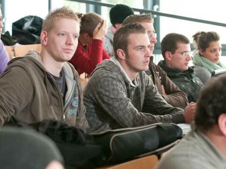 Studenten an der Jade Hs in Oldenburg in einem Hörsaal