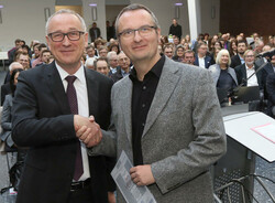 Präsident Prof. Dr. Manfred Weisensee übergibt den Jade Lehrpreis an Prof. Dr. Jörg Bitzer.