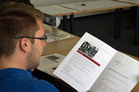Teilnehmer liest Programminformation
