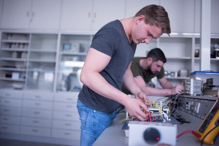 Zwei Studenten bauen einen Laborversuch auf