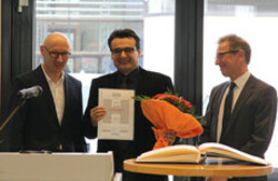 Vizepräsident für Studium und Lehre Prof. Dr. Hero Weber übergibt den Jade Lehrpreis an Prof. Dr. Lautentiu Chiotoroiu. Mit auf dem Bild der Dekan Prof. Dr. Ralf Wandelt.