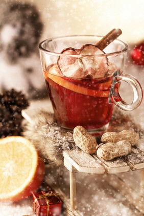 Glühwein in weihnachtlicher Dekoration