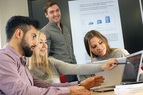 Studierende bei Gruppenarbeit am Laptop