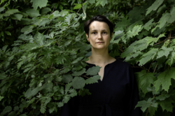 Radostina Radulova-Stahmer steht mitten im Biotop, umgeben von Biodiversität.
