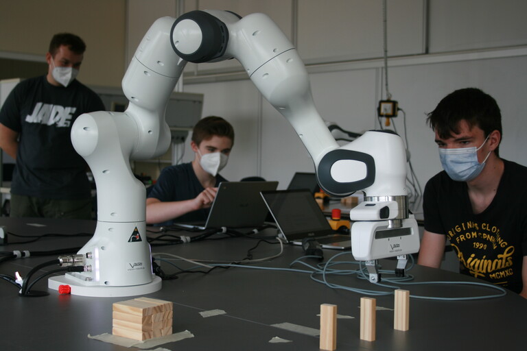Schuelerhochschule 2021 Programieren am Kobot Schüler arbeiten am kollaborierenden Roboter Franka Emika Panda