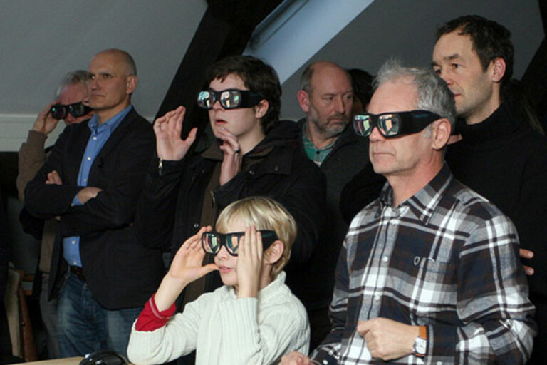 Personen mit 3D-Brillen im Labor für virtuelle Welten