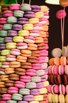 Bunte Macarons gestapelt