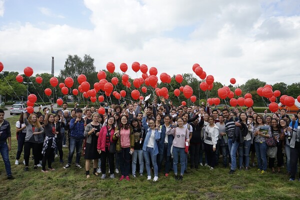 Studierende-mit-Ballons-Sommerdeutschkurs-2016