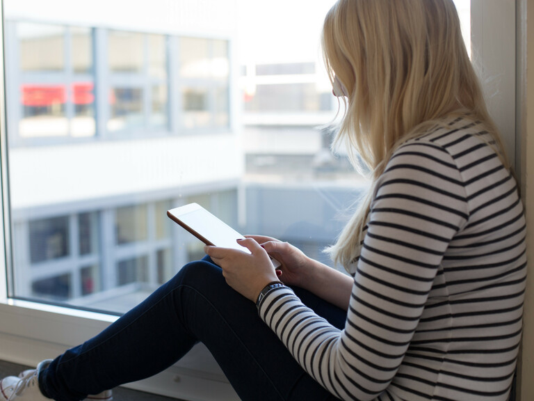 Jade Hochschule, Wilhelmshaven, 28. November 2016, Studentin, Tablet, Lesen, Lysianne Boiken, Jade Hochschule, Wilhelmshaven, 28. November 2016, Studentin, Tablet, Lesen, Lysianne Boiken